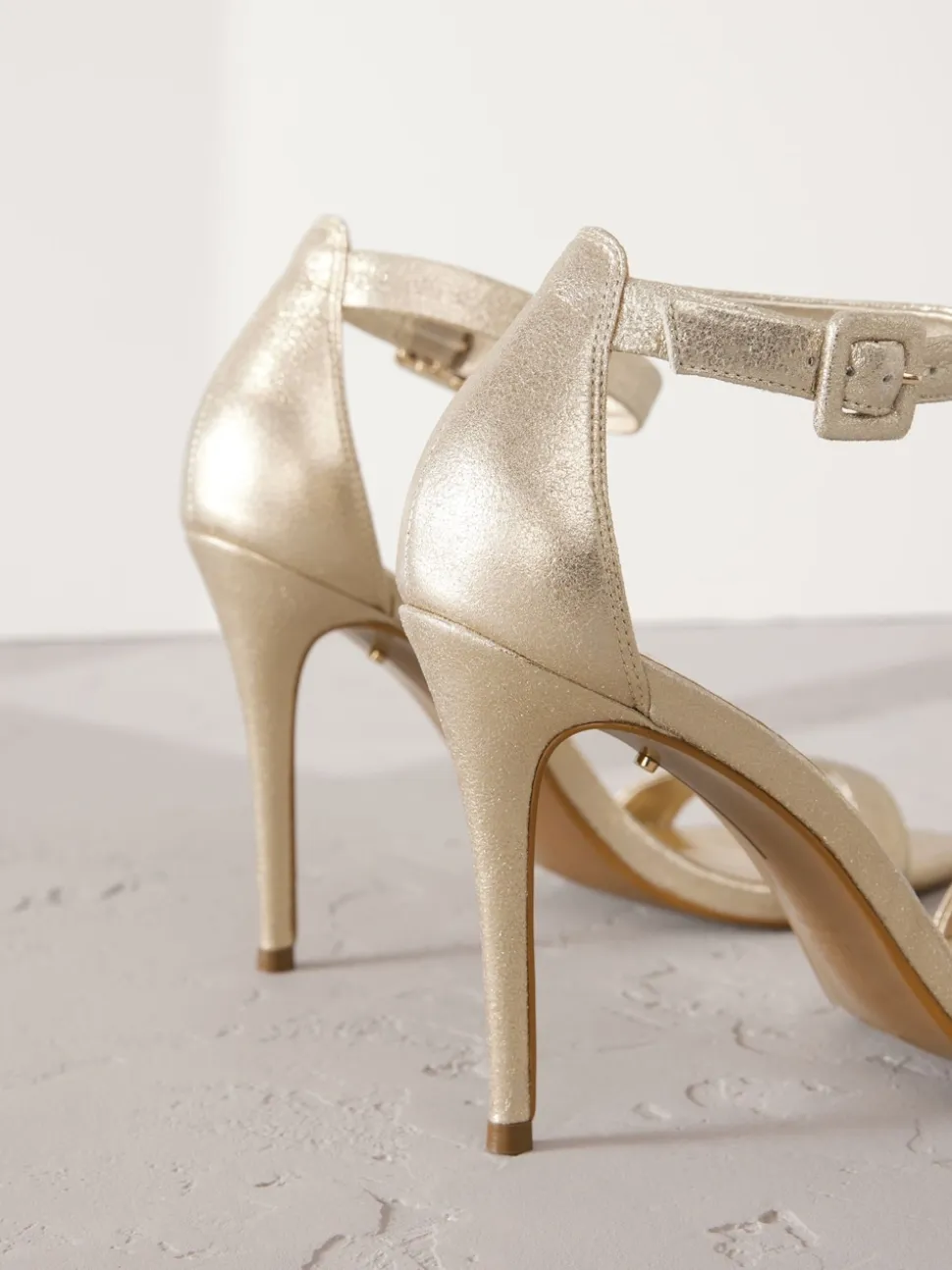 Or - Signature Premium Leather High Round Toe Simple Sandales