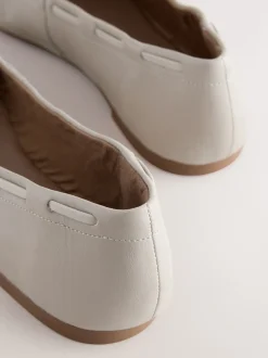 os - Chaussures plates Forever Comfort® en cuir à breloque froncée