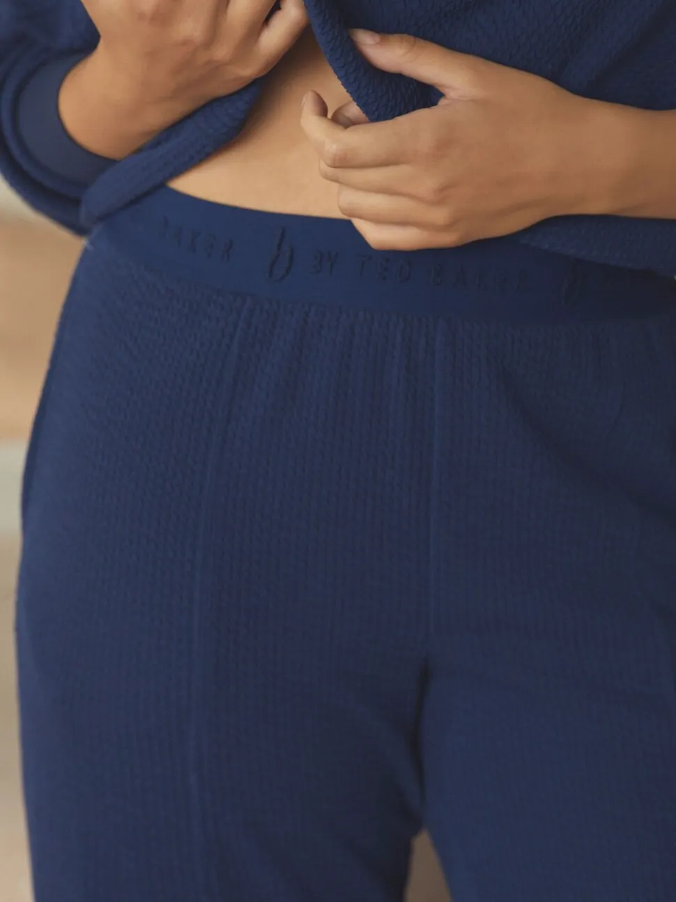 Pantalons Amples B by Ted Baker bleu marine effet froissé texturé