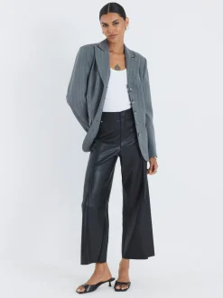 Pantalons River Island raccourcis en similicuir à coutures