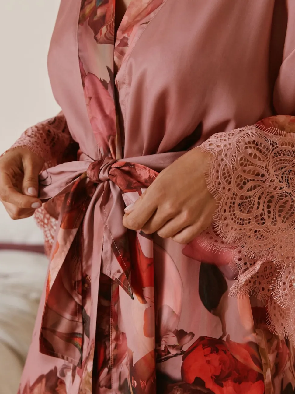 Peignoir B by Ted Baker en satin rose