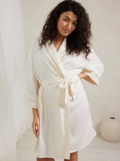 Peignoir Chelsea Peers en satin bordé de dentelle