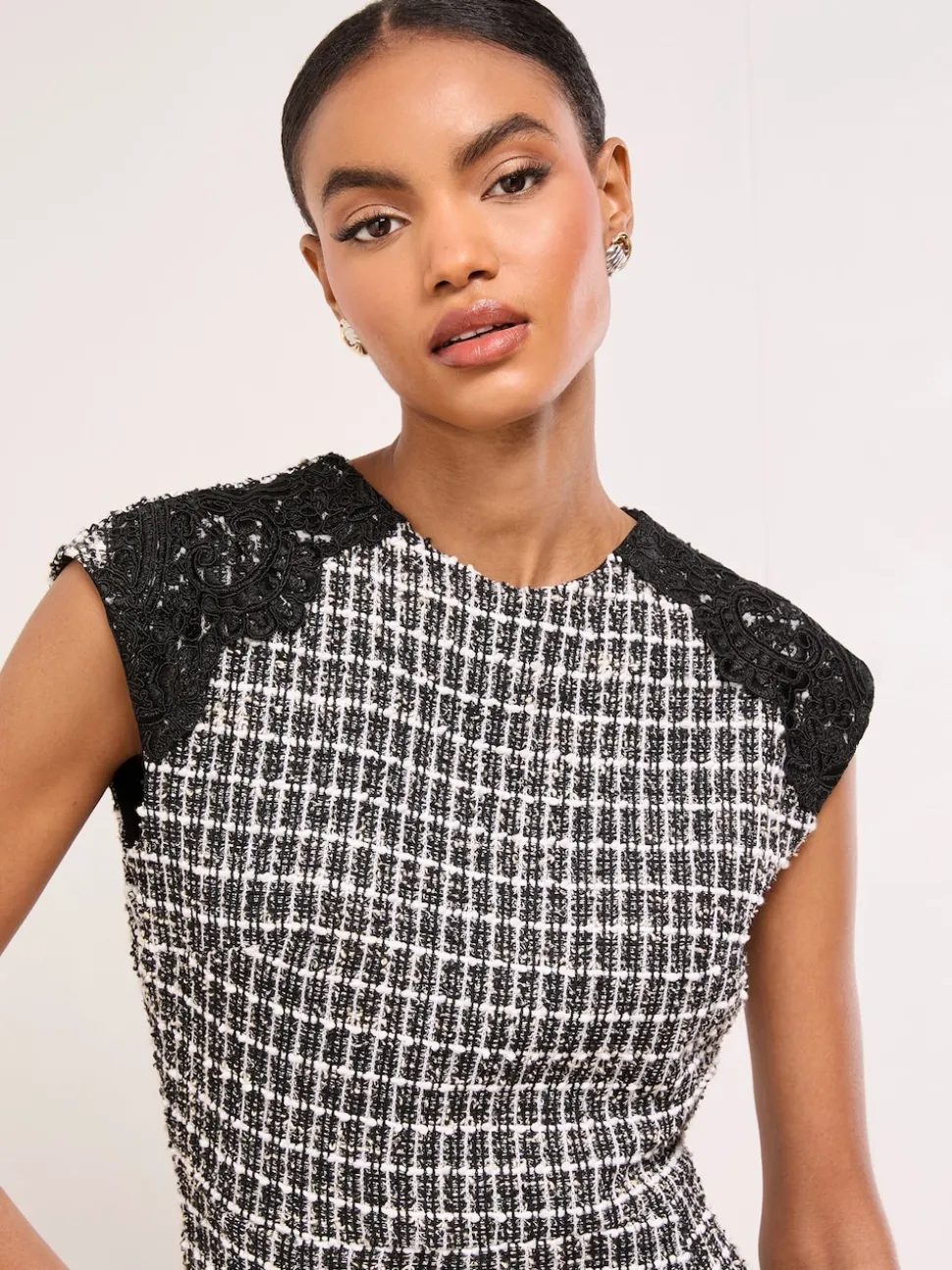 Robe courte Lipsy à manches courtes bordée de dentelle en boucle