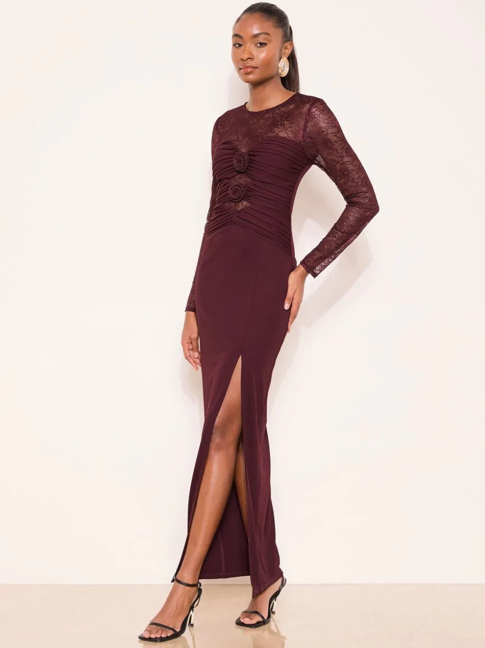 Robe longue froncée Lipsy bordeaux bordée de dentelle