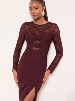 Robe longue froncée Lipsy bordeaux bordée de dentelle