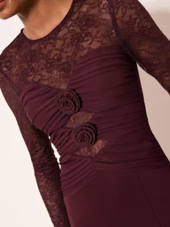 Robe longue froncée Lipsy bordeaux bordée de dentelle