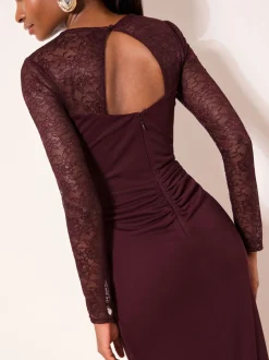Robe longue froncée Lipsy bordeaux bordée de dentelle