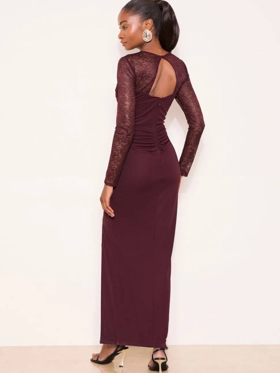 Robe longue froncée Lipsy bordeaux bordée de dentelle