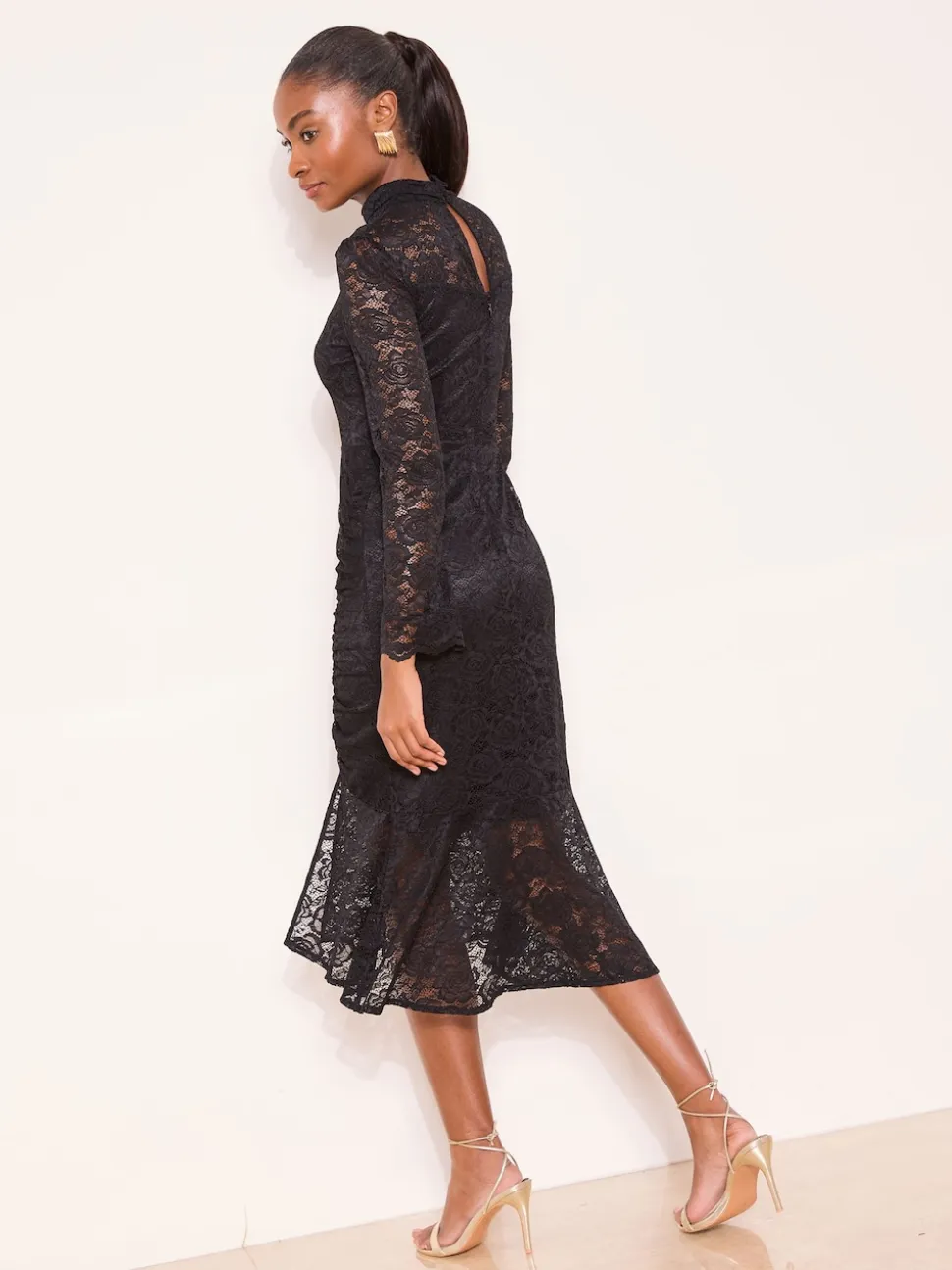 Robe mi-long Lipsy en dentelle à col montant et manches évasées