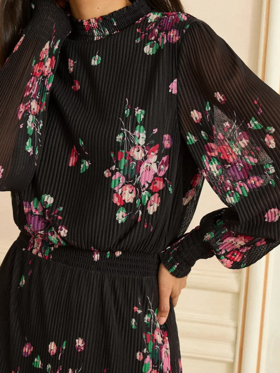 Robe Mi-long Love & Roses plissée en maille à Col montant