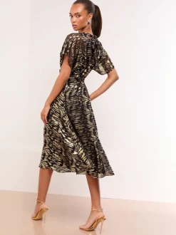 Robe mi-longue ajustée et évasée à col en V imprimée Lipsy métallisée