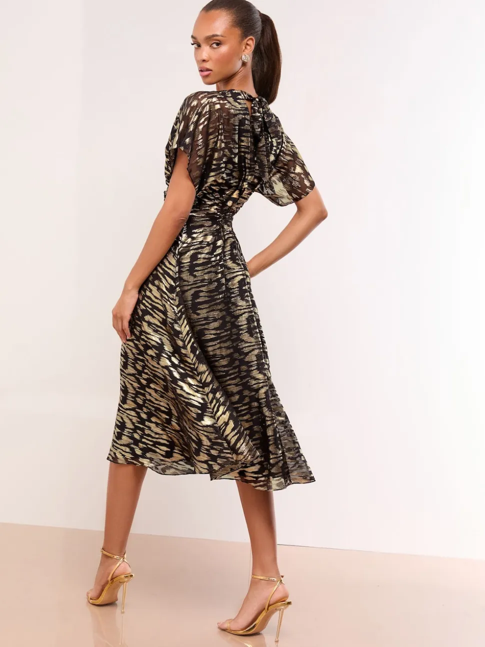 Robe mi-longue ajustée et évasée à col en V imprimée Lipsy métallisée
