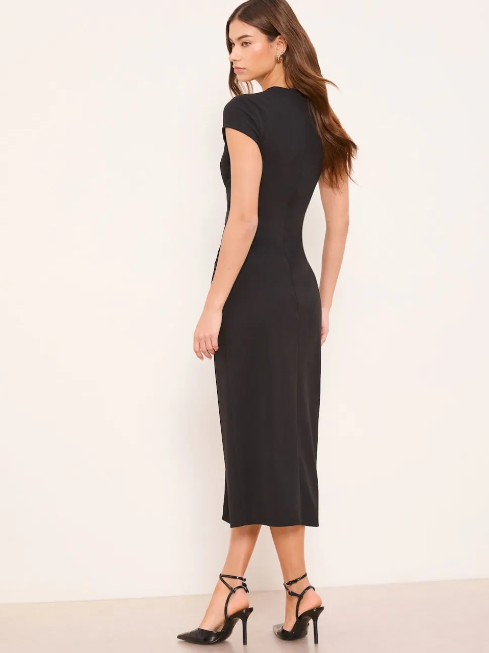 Robe mi-longue Lipsy bodycon à manches bonnets boutonnée à travers la ceinture