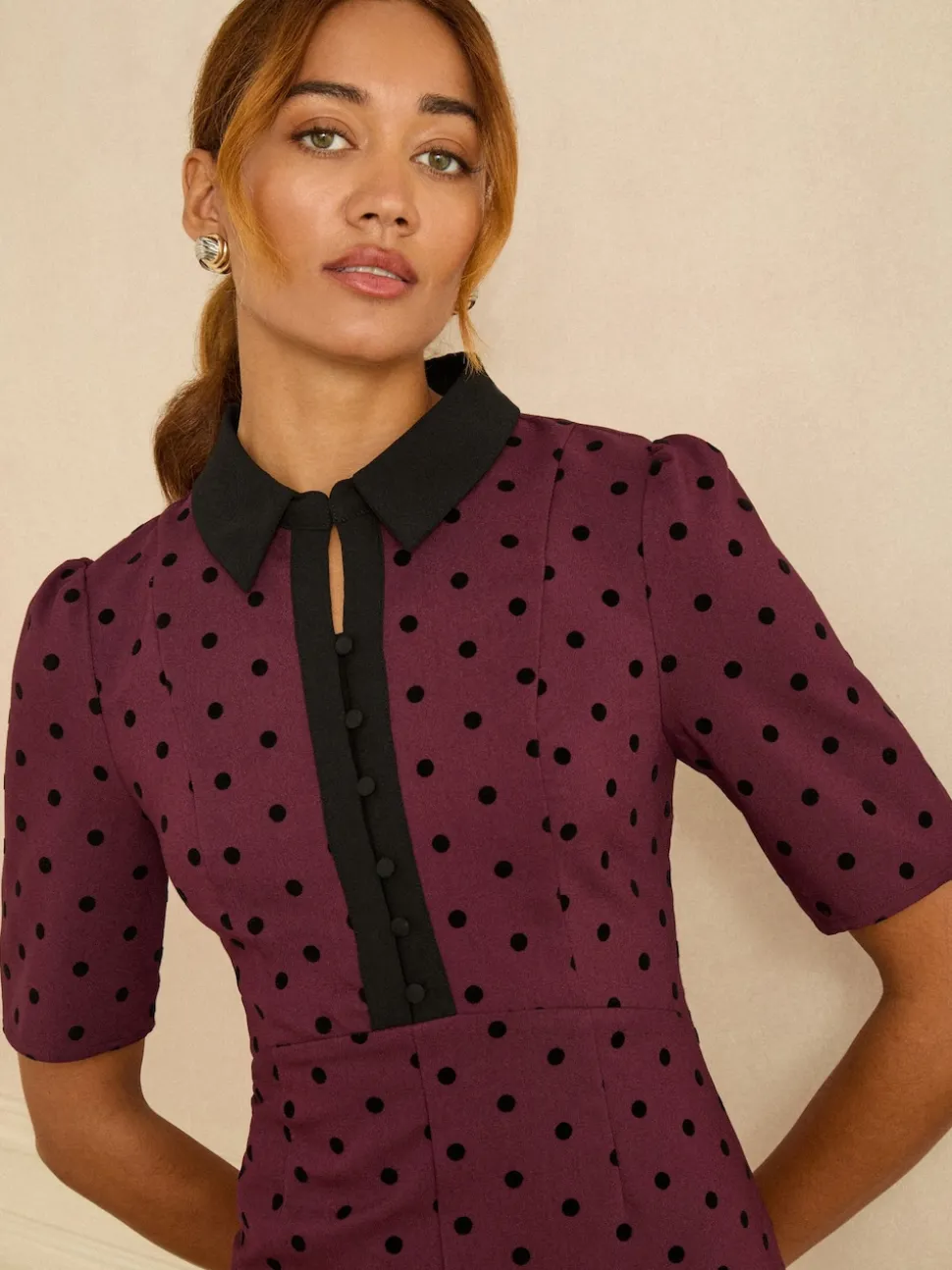 Robe mi-longue Love & Roses floquée à pois et manches courtes