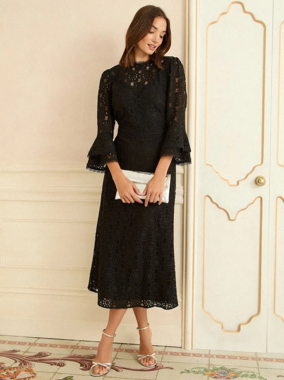 Robe mi-longue Love & Roses en dentelle à manches flûte