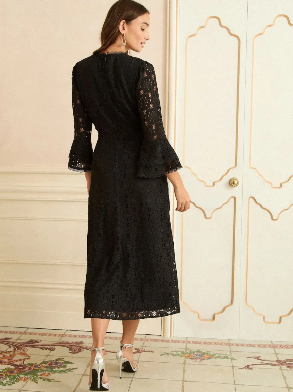 Robe mi-longue Love & Roses en dentelle à manches flûte