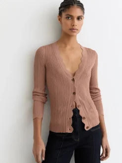 Rose - Cardigan Reiss Vinny en maille côtelée à bords festonnés