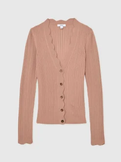 Rose - Cardigan Reiss Vinny en maille côtelée à bords festonnés