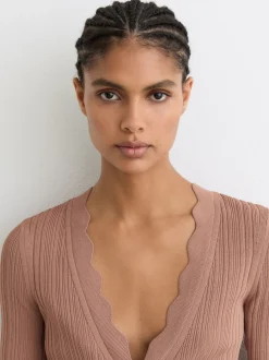 Rose - Cardigan Reiss Vinny en maille côtelée à bords festonnés