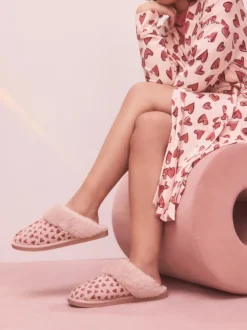 Rose - Chaussons mules en daim doublés de fausse fourrure cœur