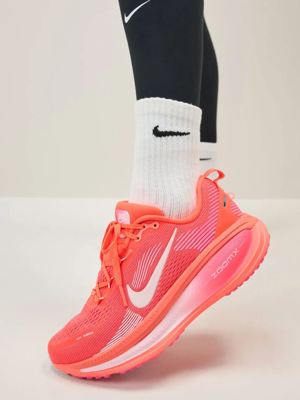Rose - Nike Baskets de course sur route Vomero 18