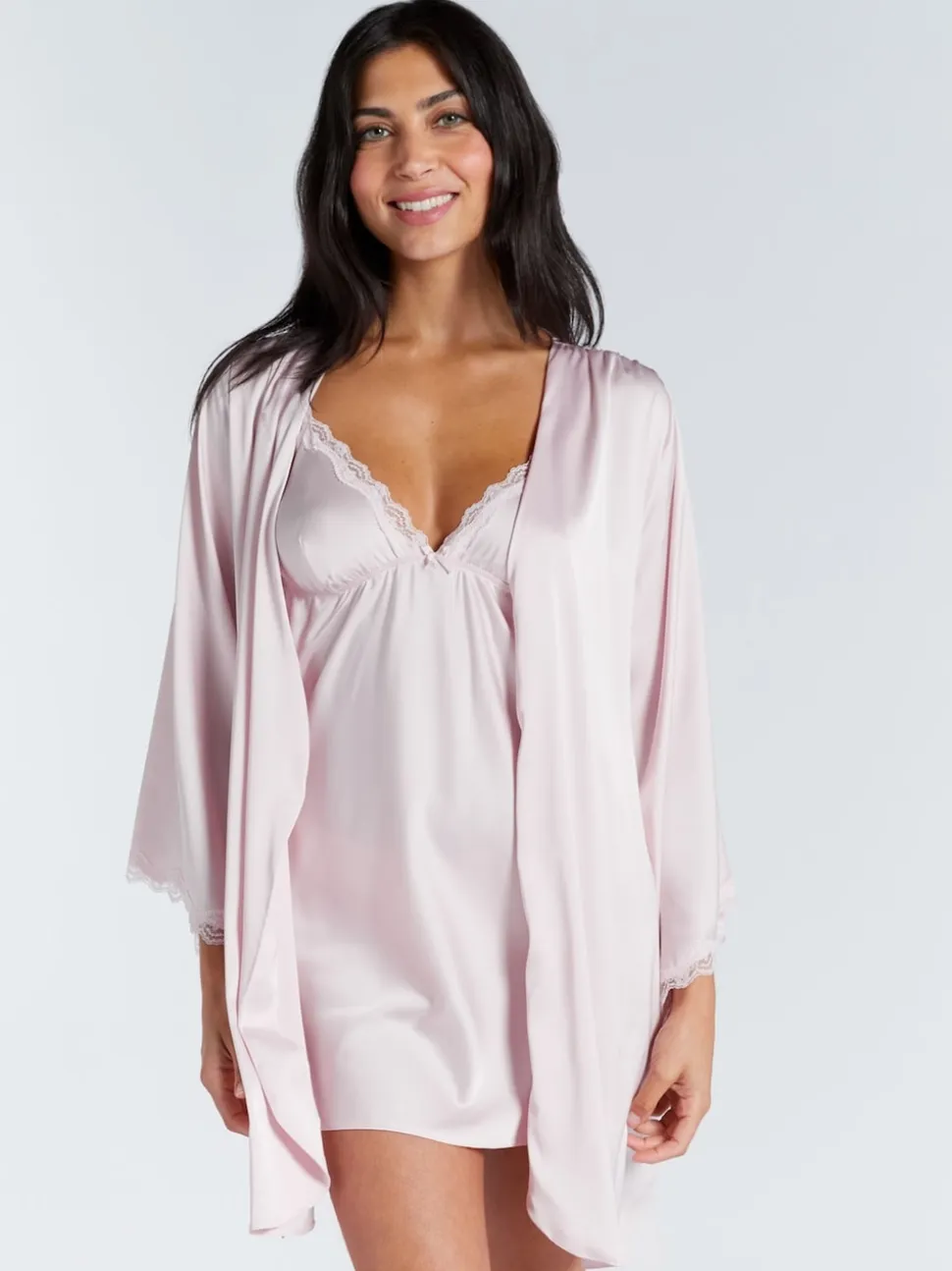 Rose - Peignoir Boux Avenue Kaya en satin bordé de dentelle