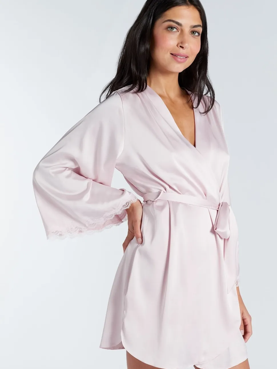 Rose - Peignoir Boux Avenue Kaya en satin bordé de dentelle
