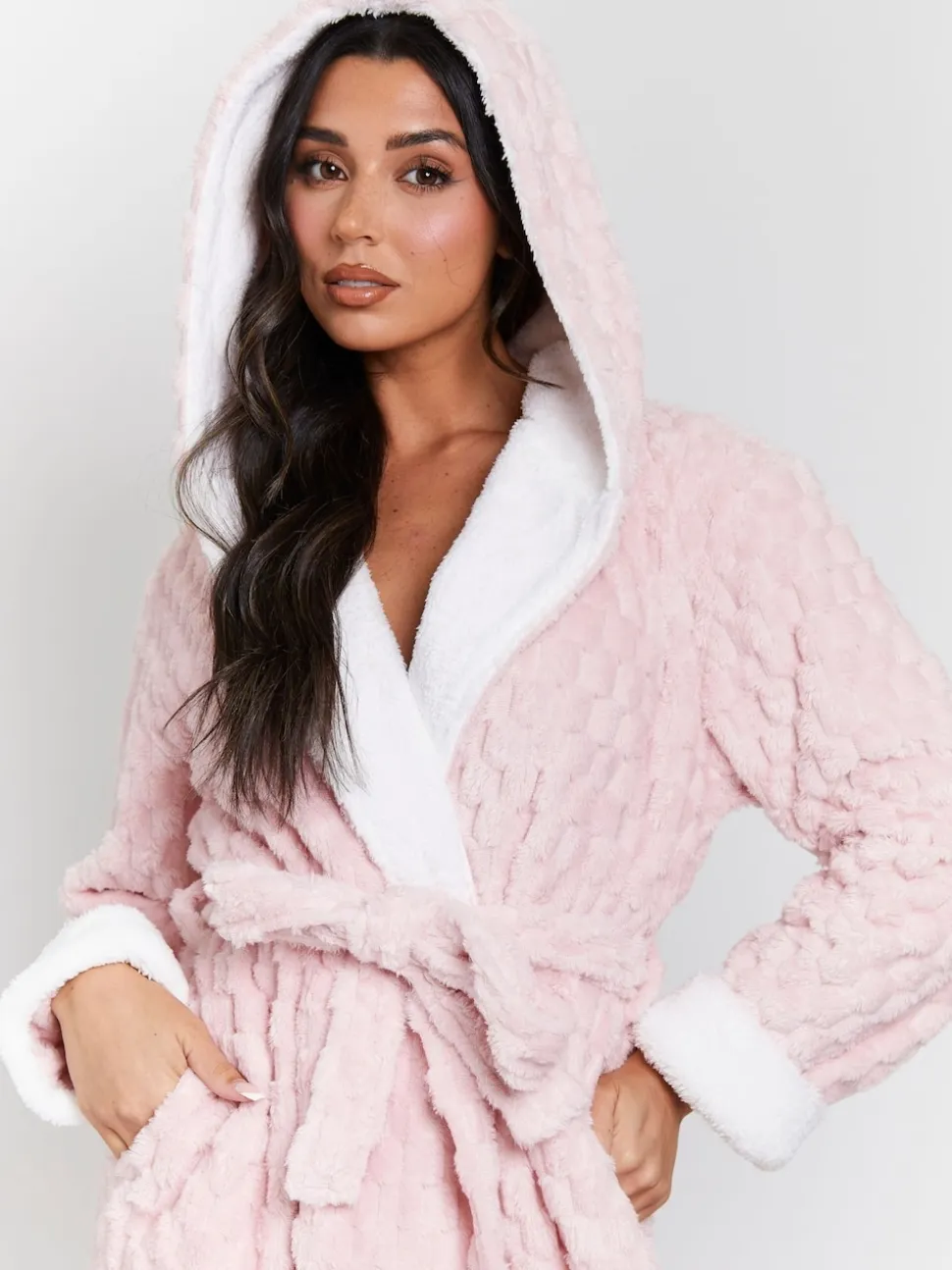 Rose - Robe de chambre Loungeable maxi à capuche en polaire de luxe géométrique