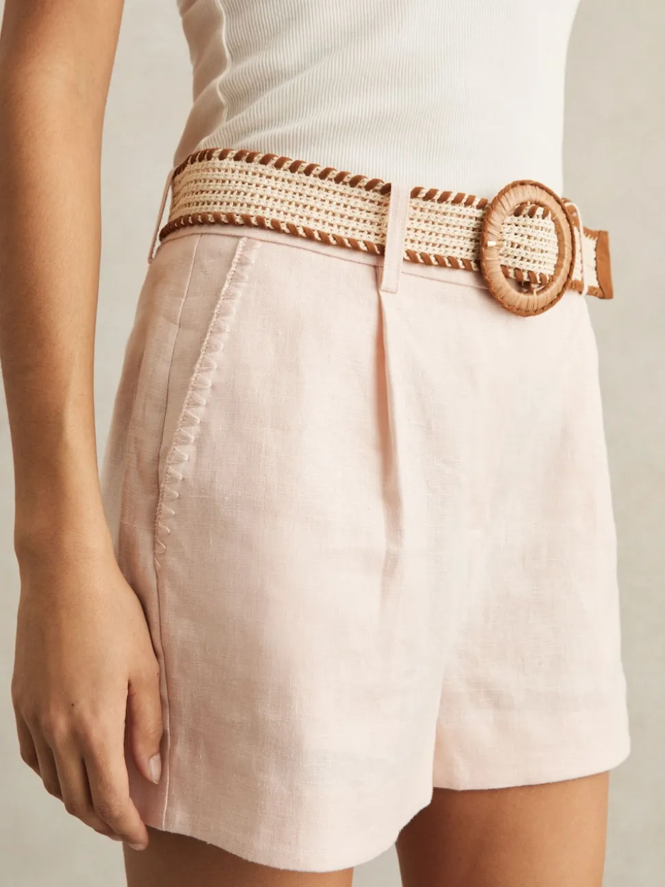 Rose - Short Reiss Beau en lin plissé à ceinture