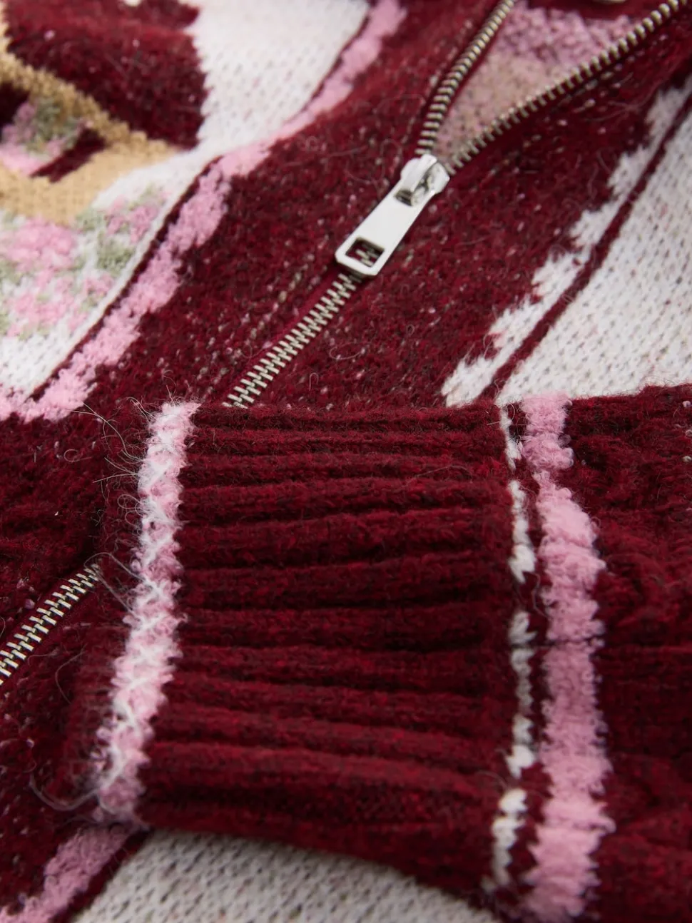 Rose baie - Cardigan en maille maison
