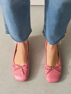Rose Crocs rose - Chaussures plates Forever Comfort® à bout carré avec nœud