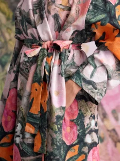 Rose imprimé scène Benjamin Maclegor - Robe de chambre en satin