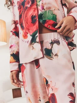 Rose Rouge Fleuri  - Pyjama boutonné B by Ted Baker en satin