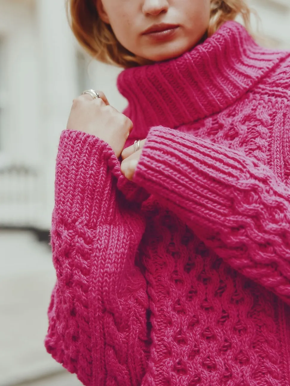 Rose vif - Pull long torsadé à col roulé en laine