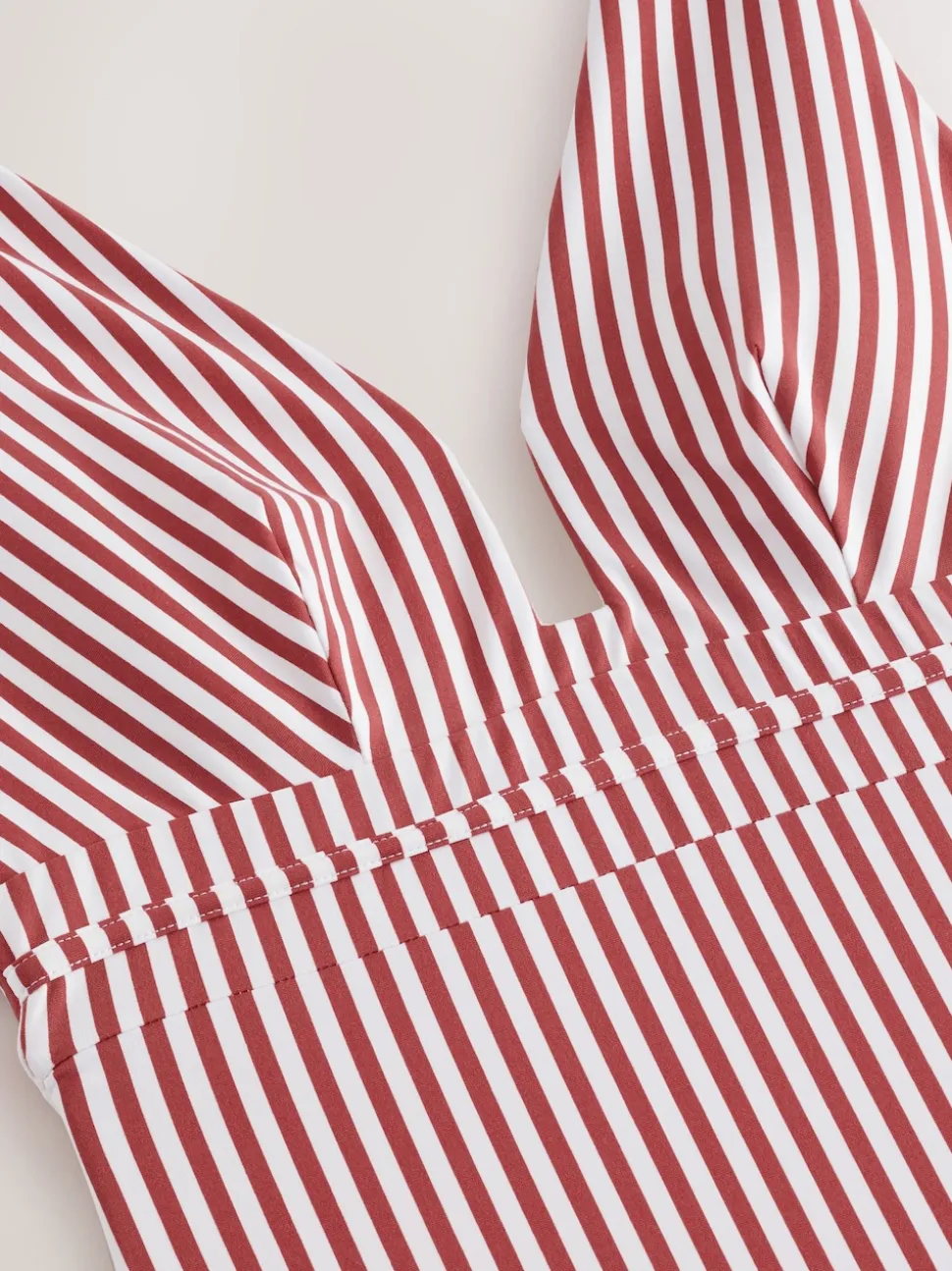 Rose/blanc rayé - Maillot de bain plongeant et galbant avec contrôle du ventre