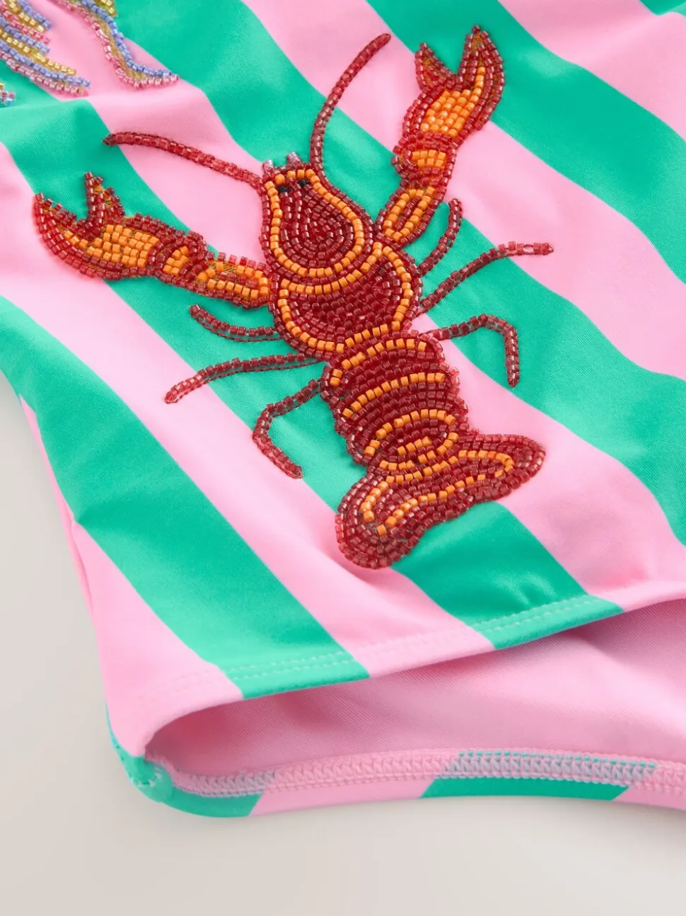 Rose/vert rayé - Maillot de bain à encolure dégagée gainant avec ornements perlés