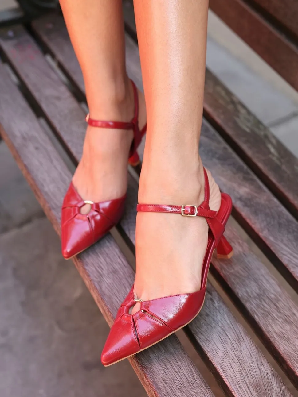 Rouge - Linzi talons aiguilles pivotants avec détail sur le devant à œillets