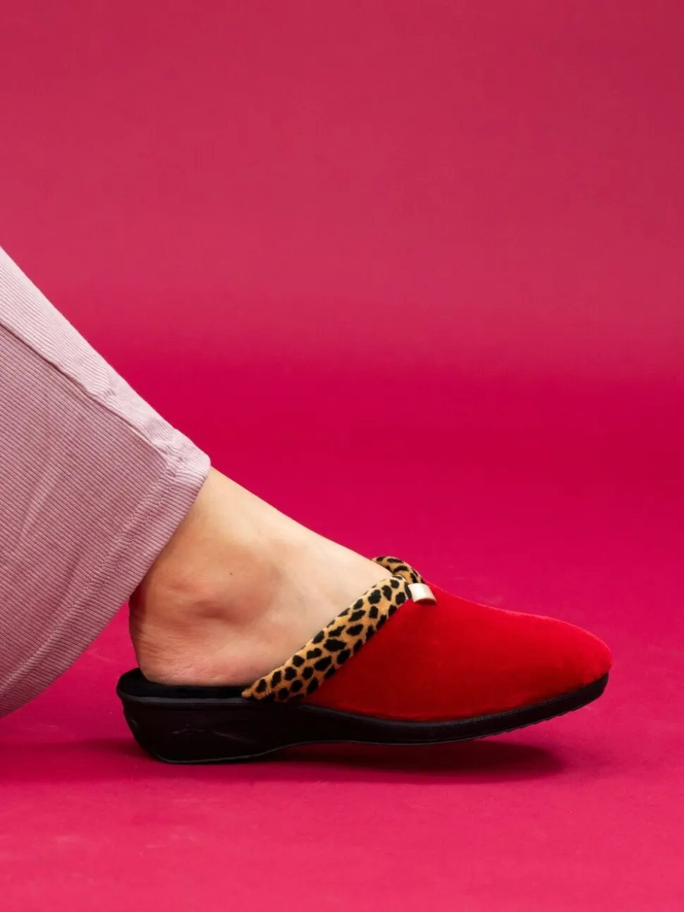 Rouge - Lunar Chaussons mules compensés à Imprimé animal