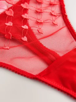 Rouge - String brodé cœur en Suisse haut de gamme