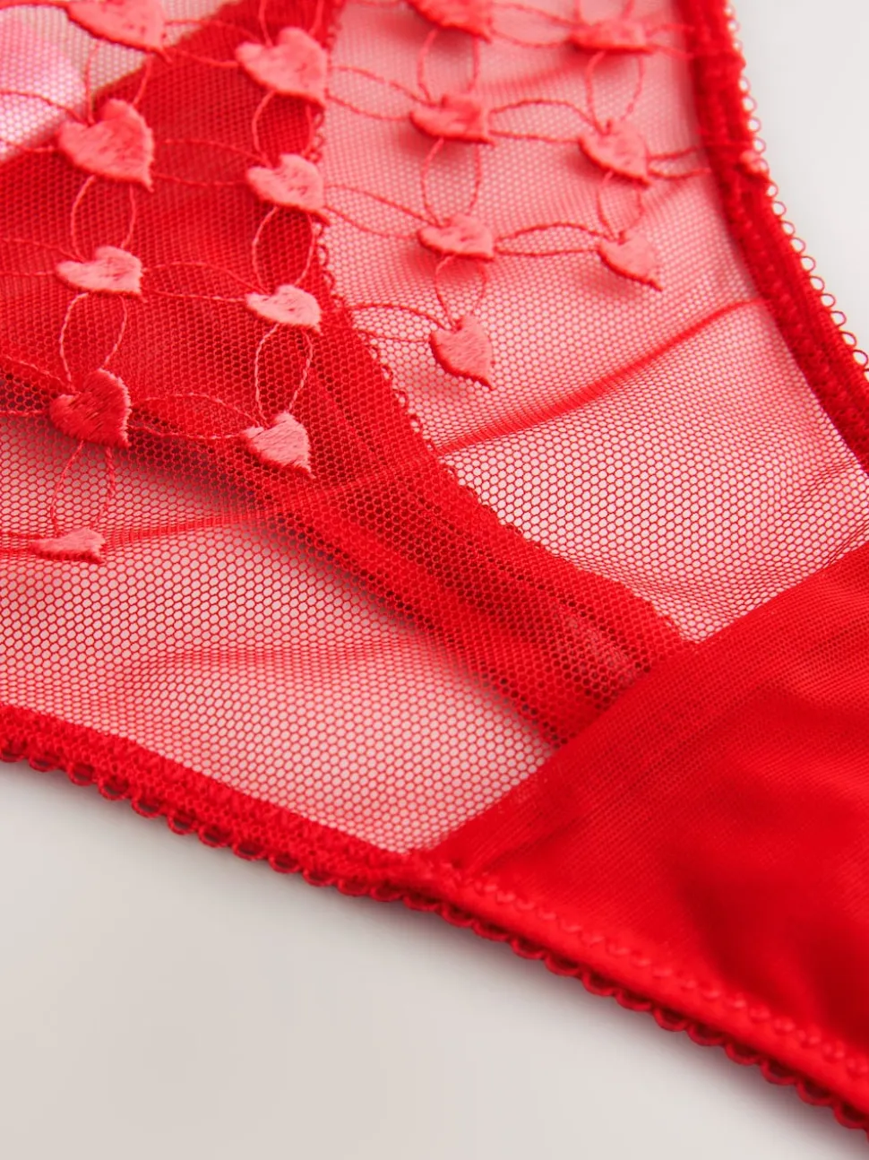 Rouge - String brodé cœur en Suisse haut de gamme