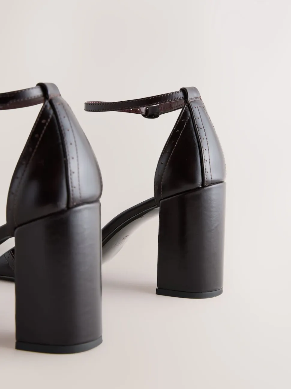 Rouge baie - Chaussures à talons carrés en cuir Forever Comfort® avec sangle à la cheville