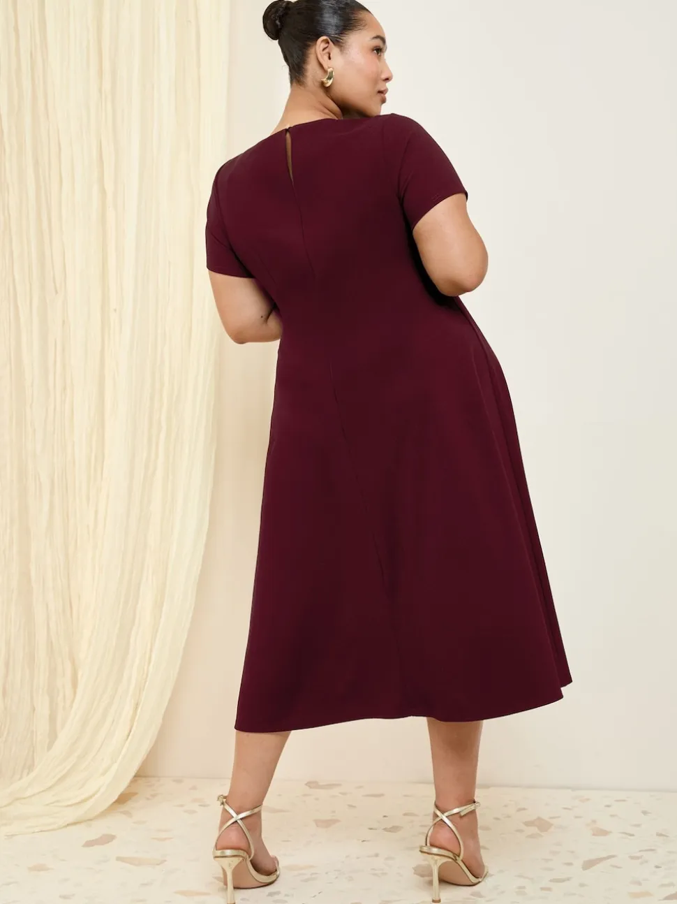Rouge baie - Friends Like These Tab Detail Manches courtes Mi-long habillé Robe