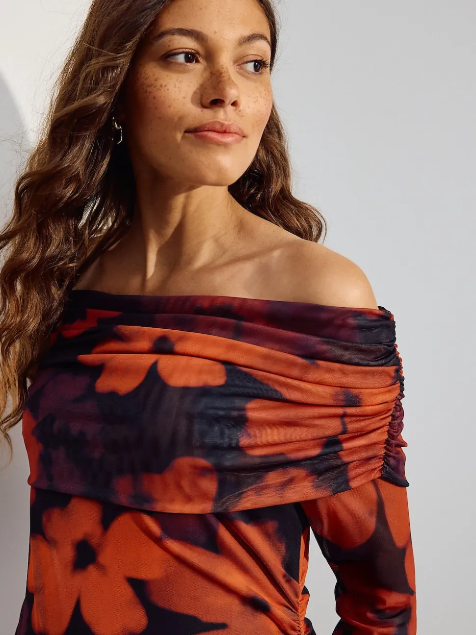 Rouge bordeaux à fleurs - Robe Bardot en maille de grossesse