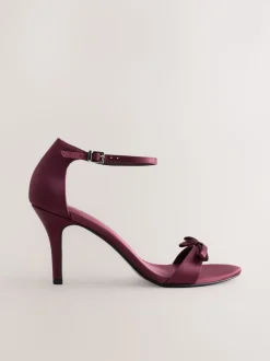 Rouge bordeaux - Mini sandales Forever Comfort® en satin à talons avec nœud