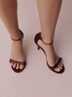 Rouge bordeaux - Mini sandales Forever Comfort® en satin à talons avec nœud