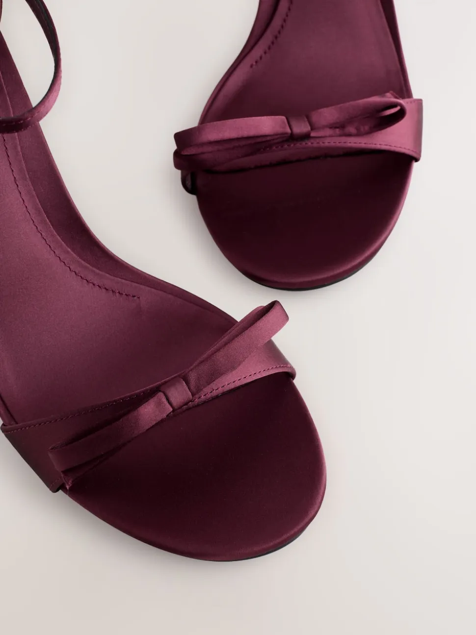 Rouge bordeaux - Mini sandales Forever Comfort® en satin à talons avec nœud