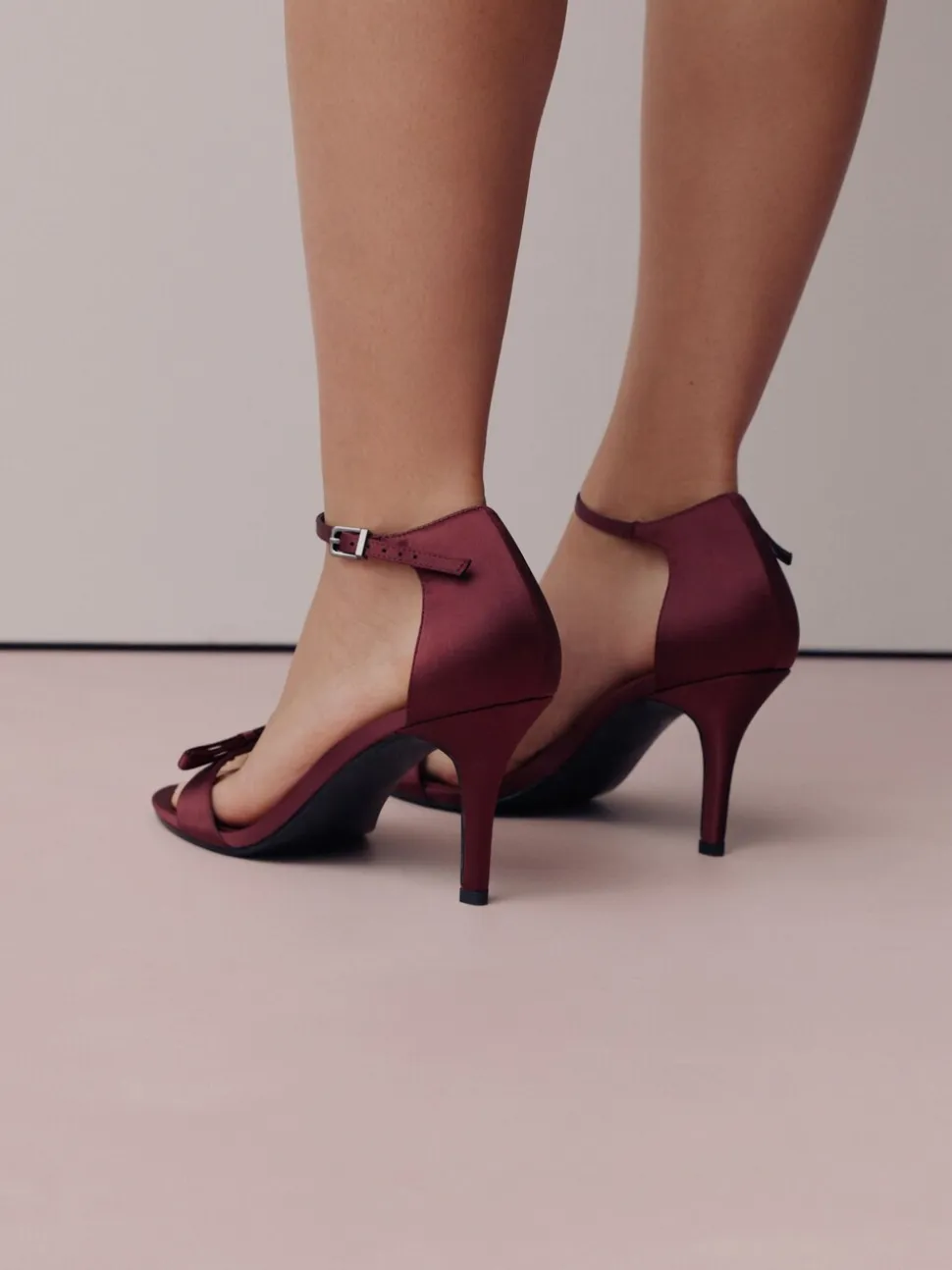Rouge bordeaux - Mini sandales Forever Comfort® en satin à talons avec nœud
