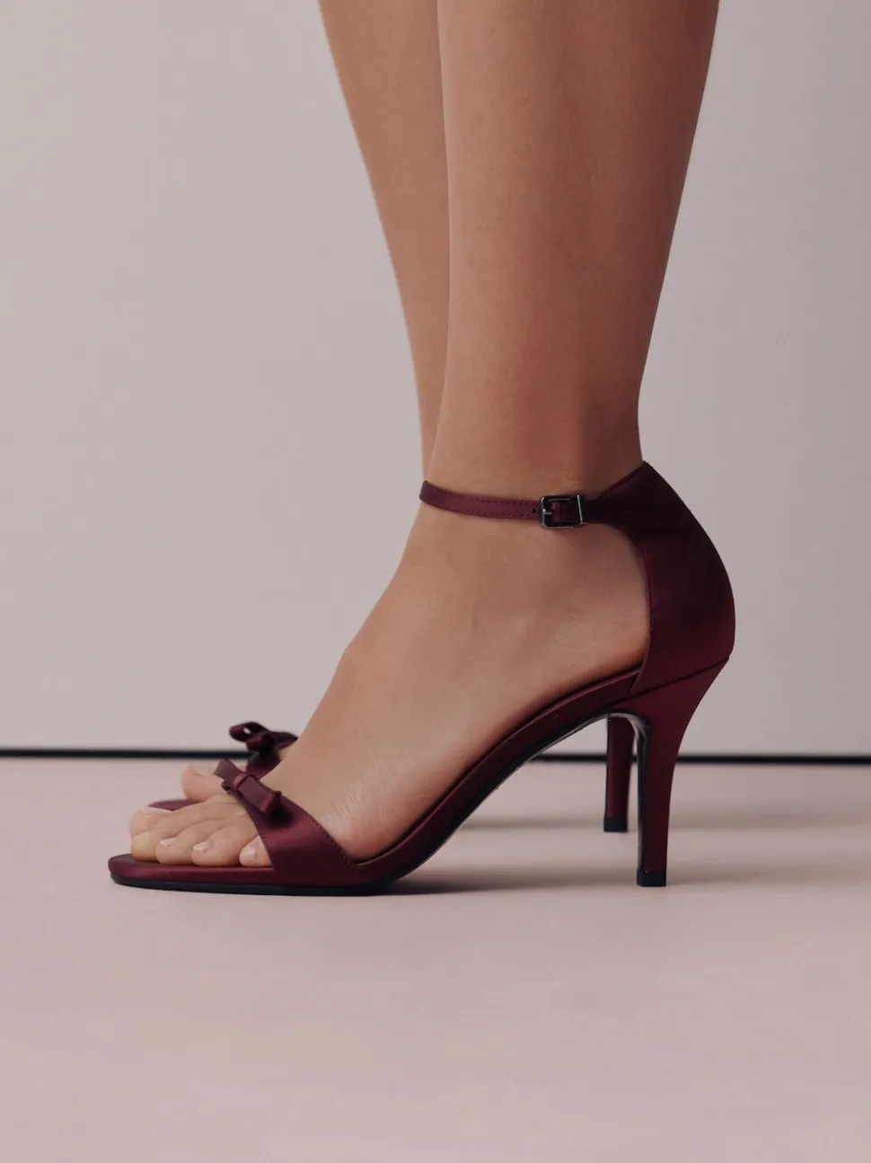 Rouge bordeaux - Mini sandales Forever Comfort® en satin à talons avec nœud
