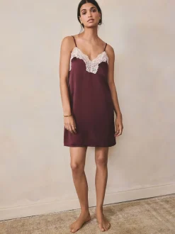 Rouge bordeaux - Nuisette en satin avec détail en dentelle