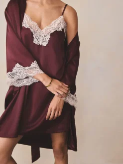 Rouge bordeaux - Nuisette en satin avec détail en dentelle